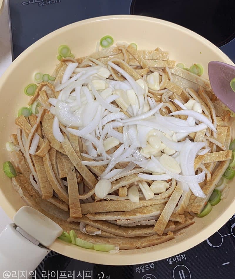 예열된 팬에 식용유 약간 넣어 파기름을 내주다가 어묵을 넣어 볶고, 마늘과 양파도 넣어 볶아주세요
