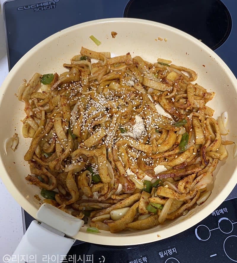 마무리로 불을 끄고 통깨와 참기름도 넣어 섞어주세요