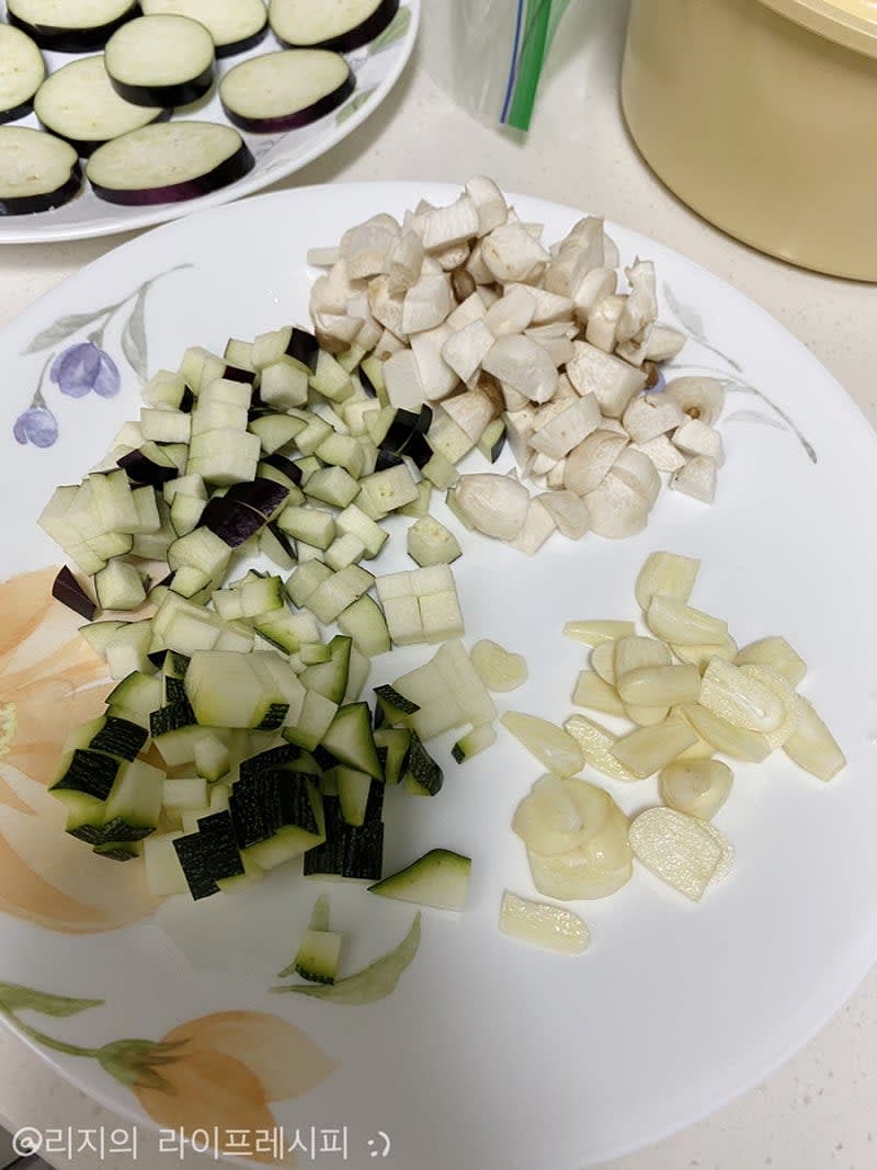 가지와 호박, 토마토를 약 0.5~1cm 두께로 잘라주고, 라따뚜이에 들어갈 양파, 마늘, 가지, 호박 남은것도 잘게 잘라주세요