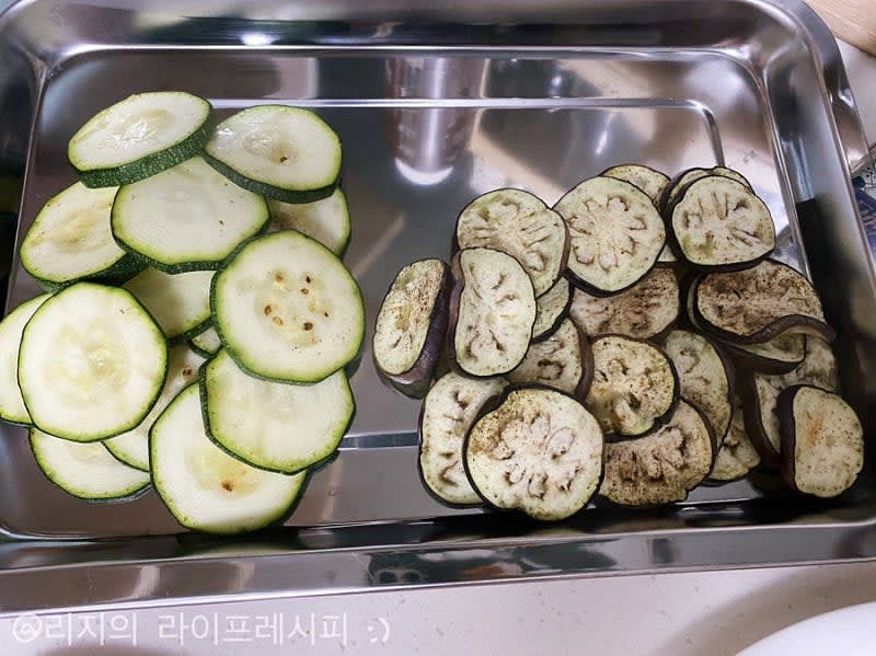 가지와 호박은 중약불에서 앞뒤로 살짝 구워서 수분을 날려주세요