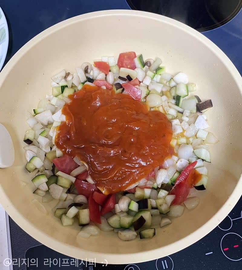 예열된 팬에 올리브유를 두르고 양파, 호박과 가지 등 남은재료 넣고 볶아주세요. 토마토소스와 월계수잎도 넣어 3분정도 끓여주세요(월계수잎은 없으시면 빼주셔도 되어요)