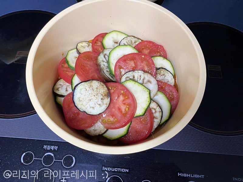 그릇에 만든 소스를 담고 가지, 토마토, 호박을 돌아가며 담아주세요