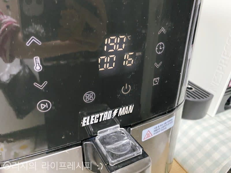 에어프라이어에 190도로 해서 16분정도 돌려주세요