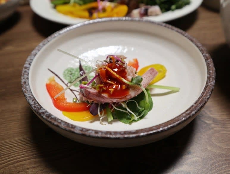 접시바닥에 양파를 깔고 오징어를 올린후 남은 채소들 올려서 준비.
양념장과 함께 맛보면 색다른 오징어 샐러드가 완성.