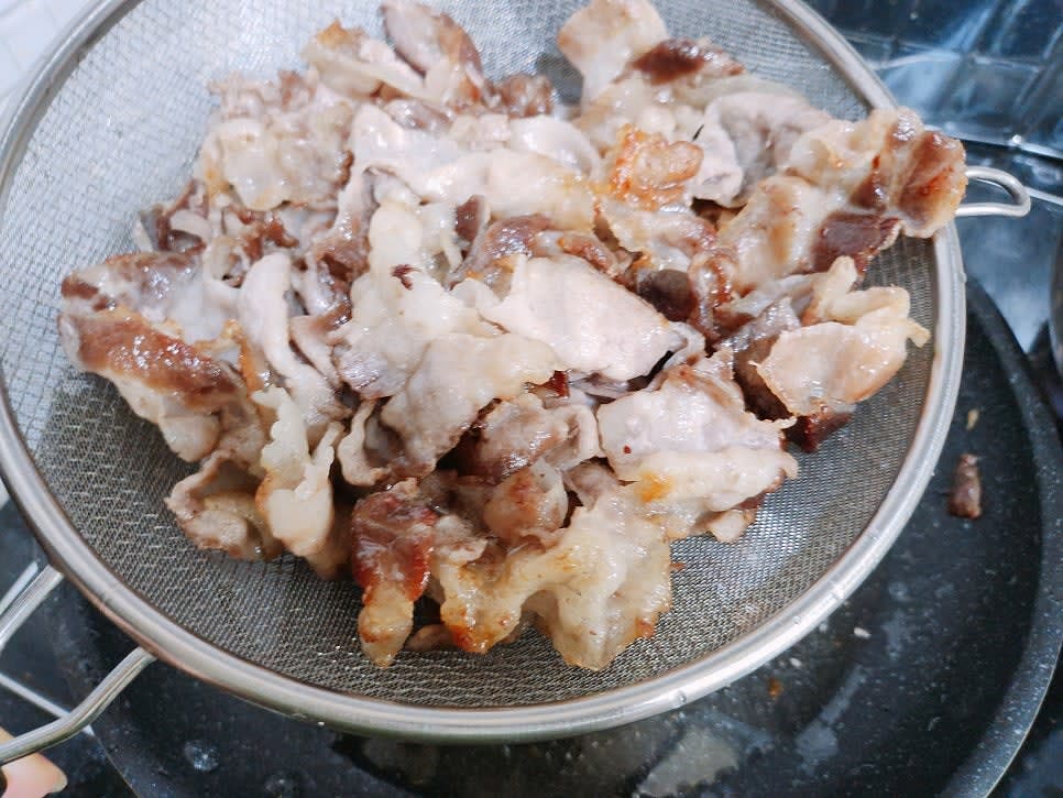 달군 팬에 대패 삼겹살을 바삭하게 익히고 체에 밭쳐 기름을 제거한 후 참기름 2큰술, 콩가루 3큰술을 넣어 버무려 주세요