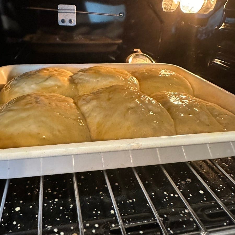 오븐예열이 다되면 반죽위에 녹인 버터를 골고루 발라서 넣고 20분간 구워주세요.