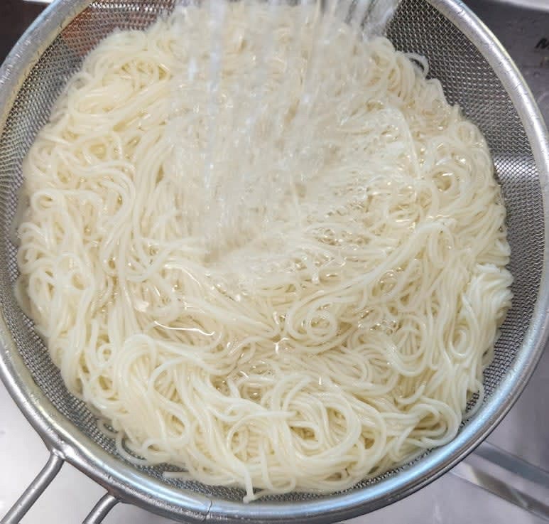 냄비에 물 1.2L를 끓이다 물이 끓기 시작하면 소면 2인분을 넣어 삶아 주세요.
옆에 찬물 한 컵을 준비해 두었다 냄비가 끓으면서 거품이 올라오면 찬물 반컵을 부어 진정시켜 줍니다.
이 과정을 2회 하며 약 4분간 삶은 뒤 바로 체에 밭쳐 찬물에 헹궈 쫄깃함을 살려 주세요.