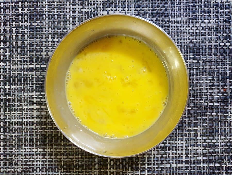 먼저 계란 3개에 소금 한 꼬집을 넣은 후 부드럽게 잘 풀어주세요.