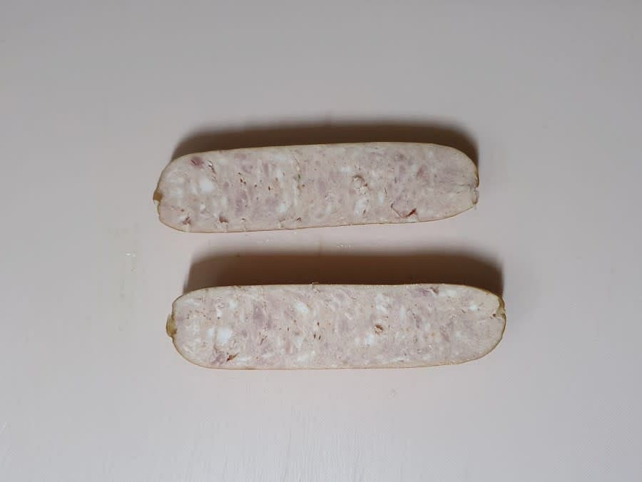 소세지 한개를 반으로 갈라줬어요. 계란말이의 길이를 맞춰서 넣어줄거예요. 