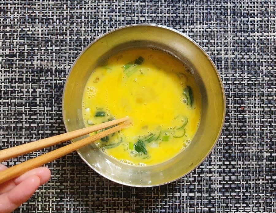 계란물에 썰어 놓은 대파를 넣고 잘 섞어주세요.