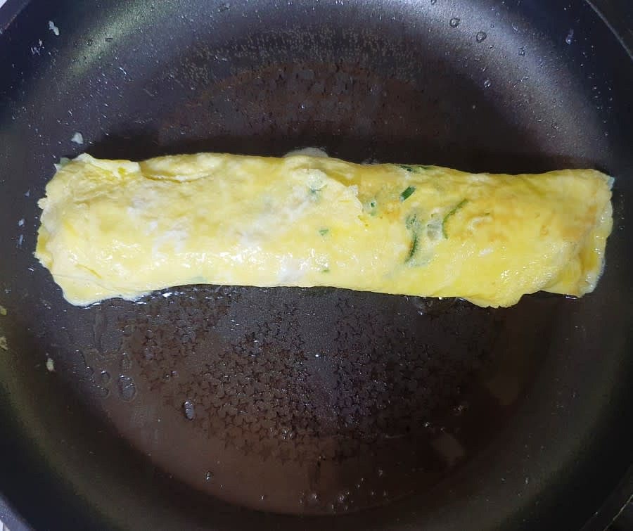 계란이 찢어지지 않게 조심히 소세지 계란말이를 만들어 주세요. 계란을 말때는 너무 익어도 안되고 또 너무 덜익어도 안되는 것 같아요. 불은 중불로 해서 조리했어요.