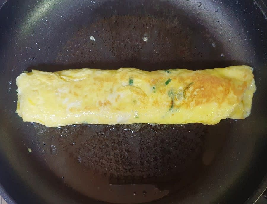 계란말이를 다 말면 불을 조금 더 줄인 뒤 앞뒤로 노릇하게 구워주세요. 잘못하면 속이 안익는 경우가 있기 때문에 잔열로 충분히 익혀주는게 좋아요.