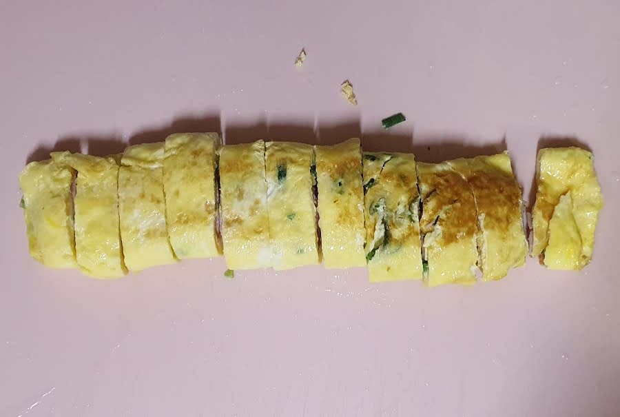 잘 익은 소세지 계란말이는 도마에 올린 후 식혀서 썰어주세요.