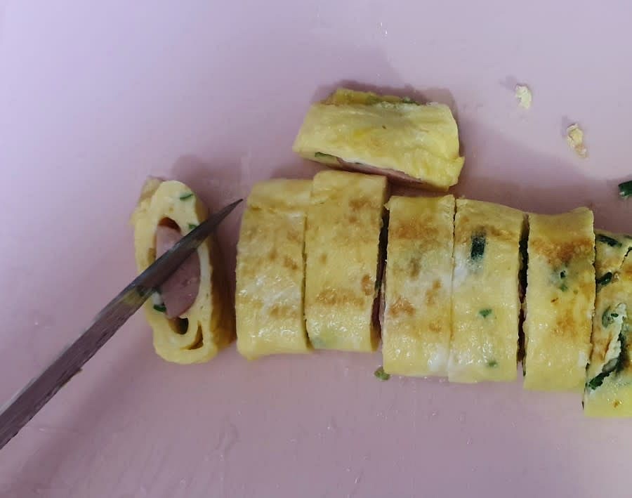 먼저 일반적인 방법으로 계란말이를 썰어준 후에 한토막을 사진처럼 사선으로 잘라주세요.