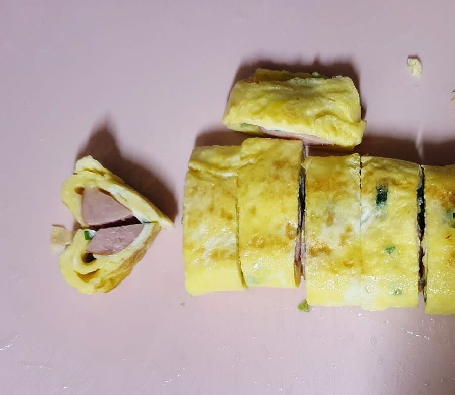 그리고 잘라준 한쪽을 뒤집어서 다른 한쪽과 붙이면 하트 모양이 쉽게 완성되요.