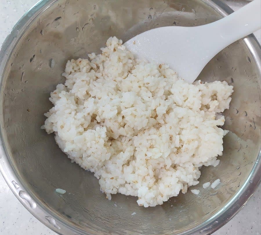 밥 한공기 반에 소금 한꼬집과 참기름 2/3스푼,통깨 1/2스푼을 넣어 잘 섞어 주세요.