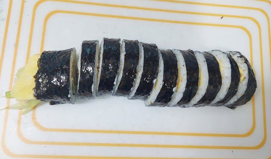 김밥에 참기름을 바르고 먹기 좋은 크기로 썰어주면 완성입니다.