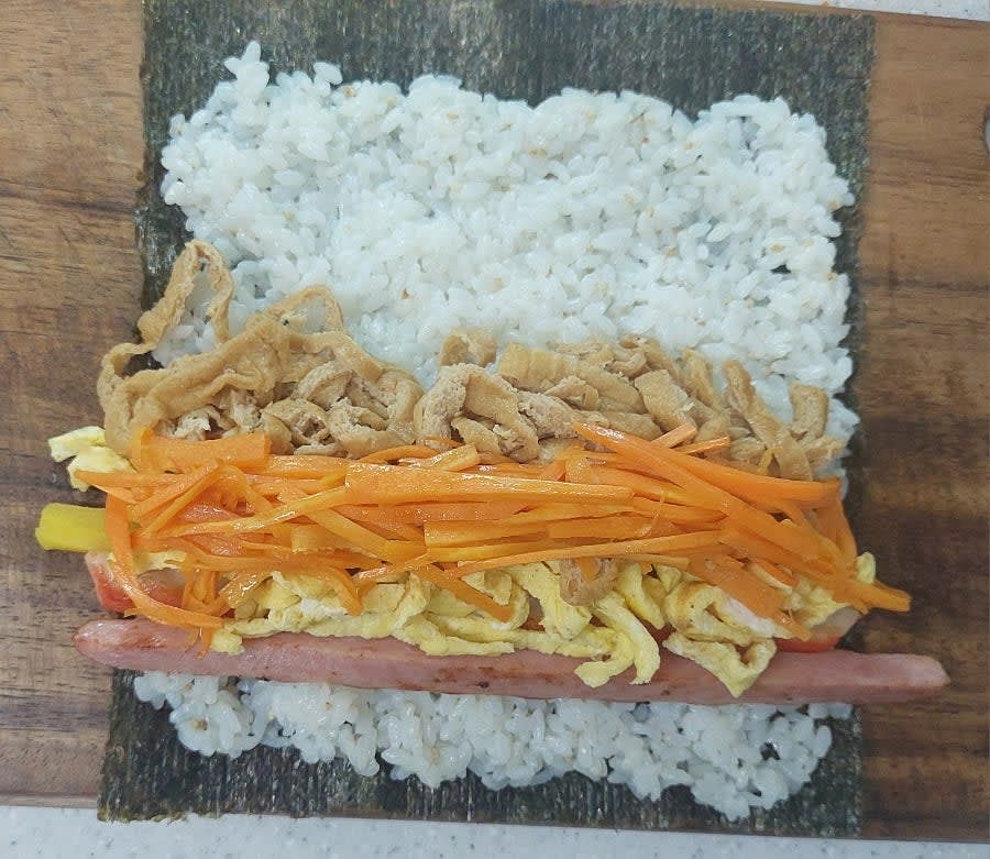 그 위에 재료들을 올려 주세요.
유부조림이 듬뿍 들어가야 맛있습니다.