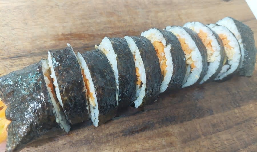 김밥을 단단히 만 뒤 참기름을 바르고 먹기 좋은 크기로 잘라 완성합니다.
