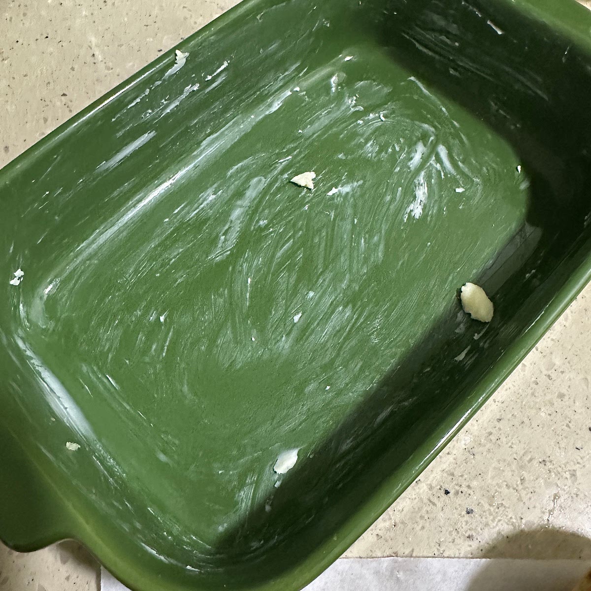 으갠마늘과 분량외의 버터를 틀에 골고루 문질러주세요.