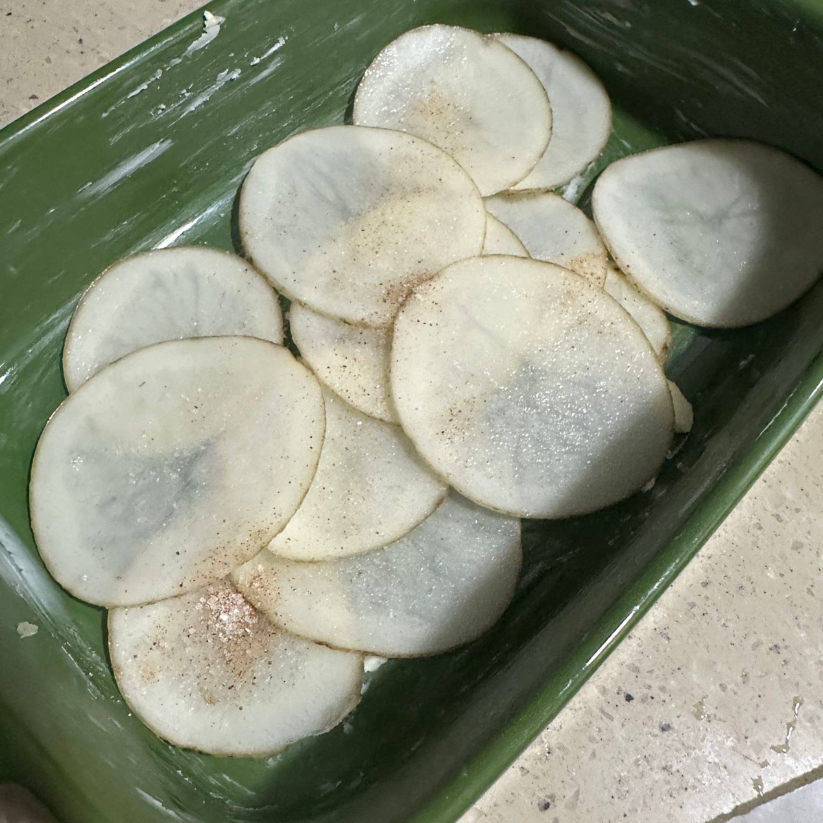 감자를 얇게 채치고 틀에 한단 깔고 소금과 넛맥을 살짝 뿌려주세요.