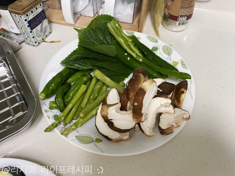 텐동에 들어갈 재료들을 적당한 크기로 잘라 준비해주세요