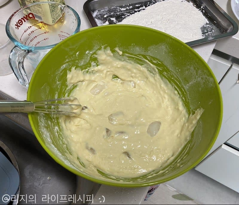 튀김가루와 부침가루, 달걀과 얼음물도 넣어 잘 섞어주세요