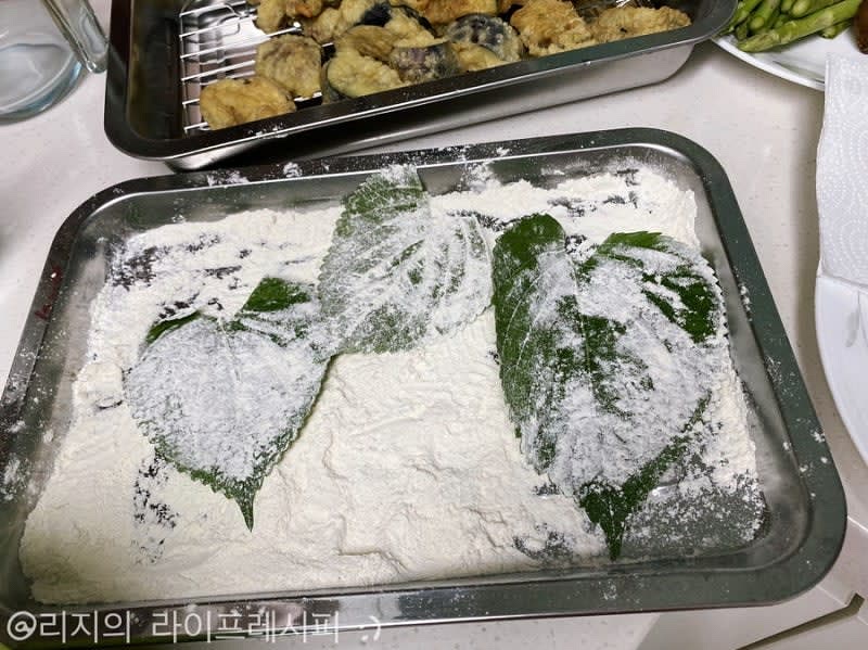 예열된 웍에 기름을 넉넉하게 넣고 온도가 올라갈때까지 기다리는동안, 튀김가루를 넓게 펼치고 재료들을 묻혀서 털어준 후에 기름에 살짝 넣어 튀겨주세요