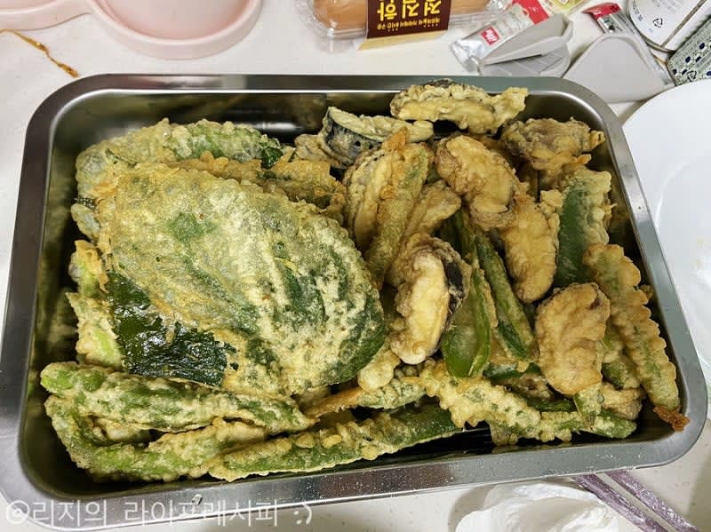 밧드에 놓고 기름을 빼준 뒤, 먹기전에 살짝씩 기름에 튀겨주면 더 바삭해집니다. 밥 위에 튀긴 재료들을 예쁘게 올려먹으면 완성이에요