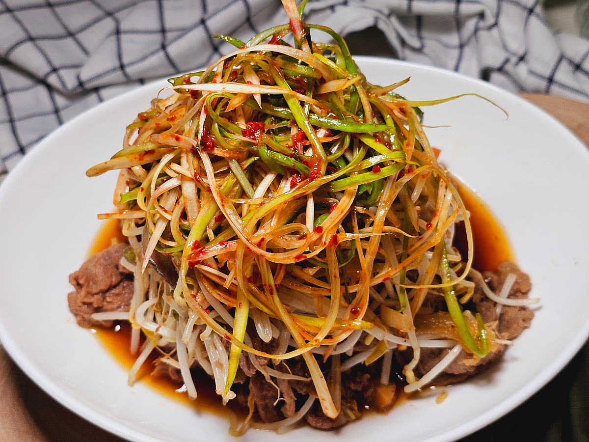 숙주와 파채까지 올려서 매콤함을 더해서 불고기 맛있게 드세요