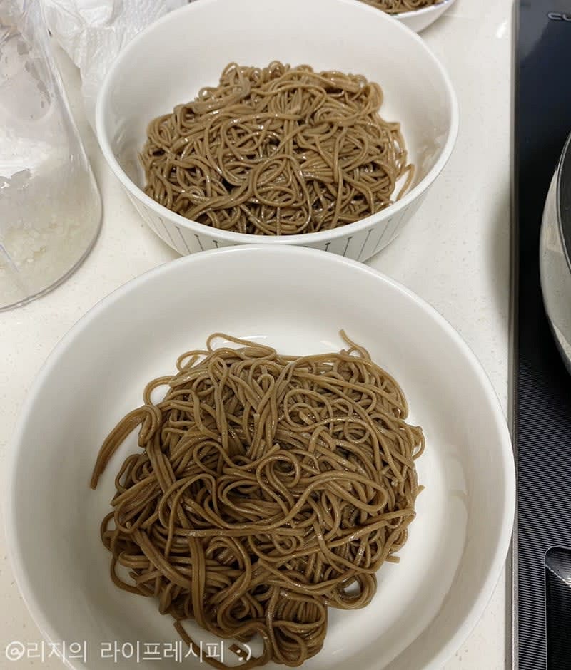 메밀소바를 면기에 담고 쯔유육수를 부어준 뒤 김가루와 무, 쪽파와 무순을 올려주시면 완성입니다