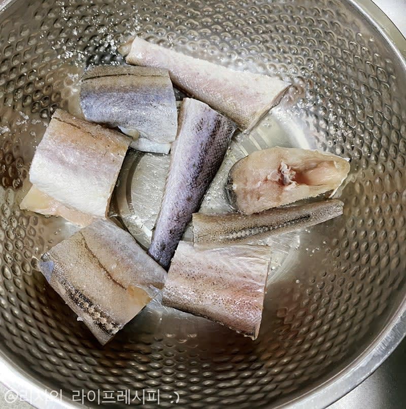 냉동코다리를 흐르는 물에 깨끗하게 씻어서 해동을 시켜주고, 소금을 뿌려 밑간해주세요