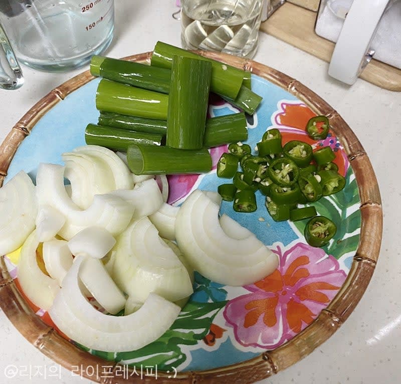 무는 나박썰기 해주고, 양파는 굵게 채썰기, 대파는 크게 잘라주고 청양고추는 송송 썰어주세요