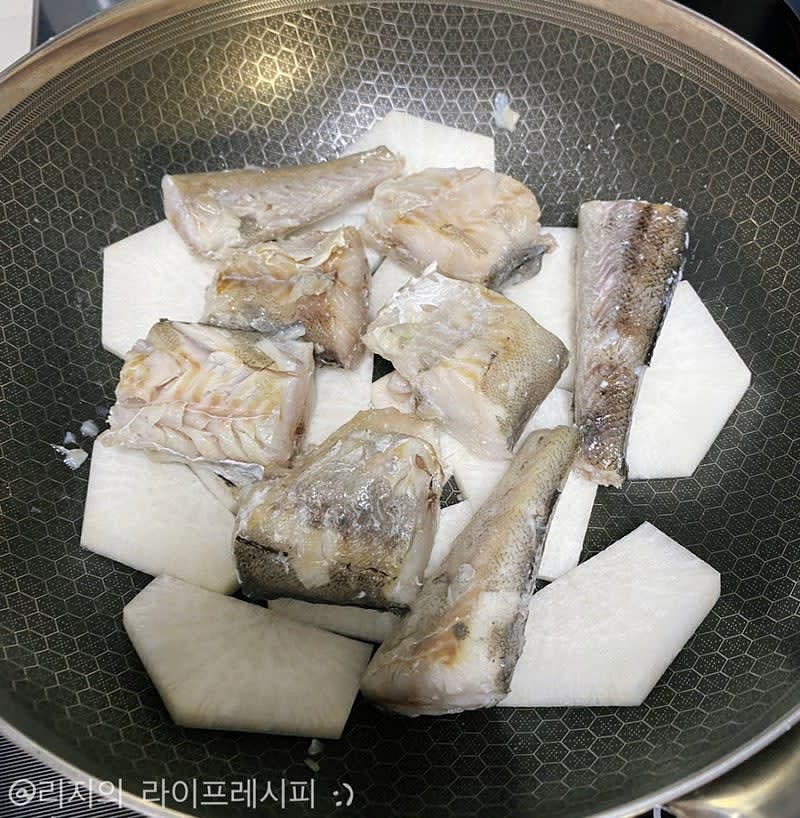 예열된 팬에 식용유를 약간 넣어 코다리를 살살 구워주고, 코다리를 뺀 뒤 무를 깔고 위에 구운코다리를 얹어주세요