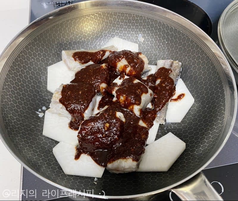 양념장을 바르듯 얹어주고 물 500ml를 부어 끓여주세요