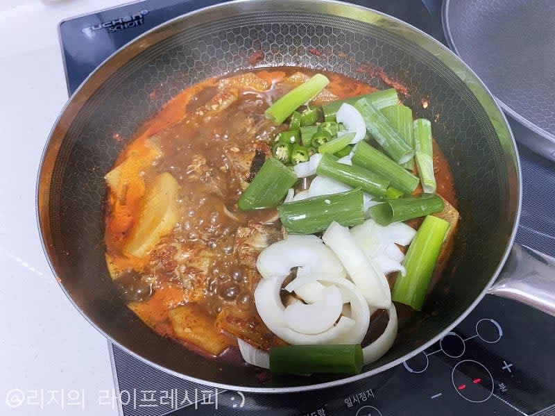 약 1/3정도 양념이 졸아들면 뚜껑을 열고 파, 양파, 청양고추를 넣어주고 추가로 5분 더 끓이다가 물엿1큰스푼을 둘러주세요