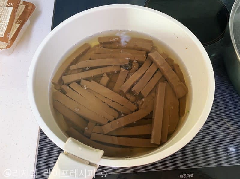 도토리묵을 뜨거운 물에 약 3분정도 데쳐주세요(냉장고에 오래 보관한 도토리묵은 딱딱해져있기 때문에 데쳐주시면 말랑해져요)