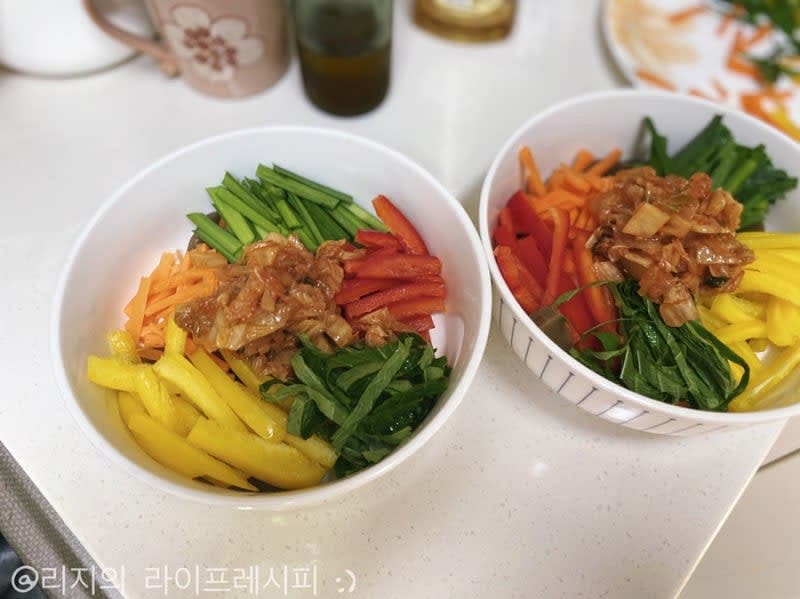 넓은 그릇에 도토리묵을 깔고 야채들을 차례차례 돌려 담아주고 김치를 얹어주세요