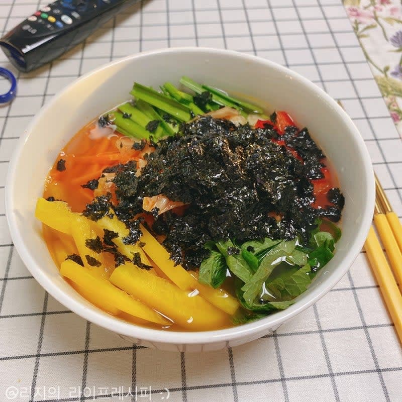 차가운 냉면육수를 부어주고 위에 김가루를 듬뿍 얹어주면 완성입니다