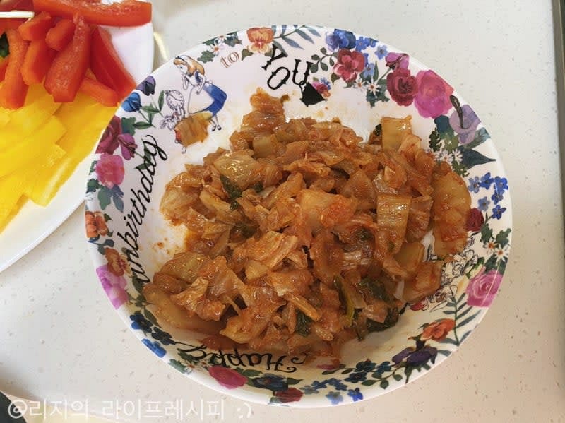 김치는 잘게 잘라서 들기름과 설탕을 넣고 같이 조물조물 무쳐주세요