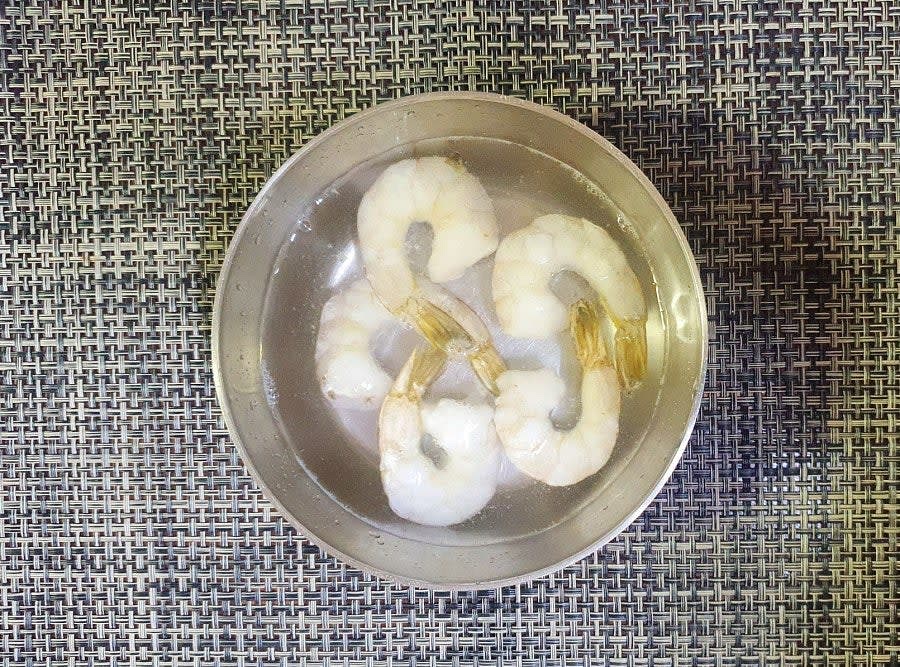 냉동 흰다리살 새우 5개를 물에 담아 해동시켜 주세요.