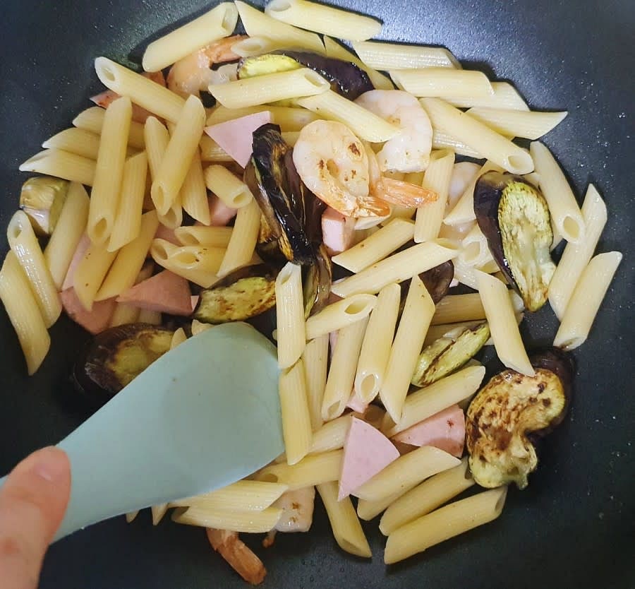 삶아 놓은 펜네 파스타와 가지를 넣고 살짝 볶아주세요. 다 볶고 난 후 면수 2~3T 정도를 넣어주세요.