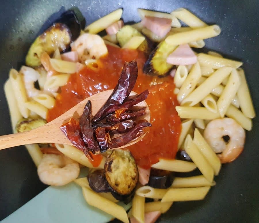 토마토소스를 넣고 베트남 고추 1T를 넣어주세요. 살짝 매콤한 맛을 내고 싶어서 넣어줬어요.