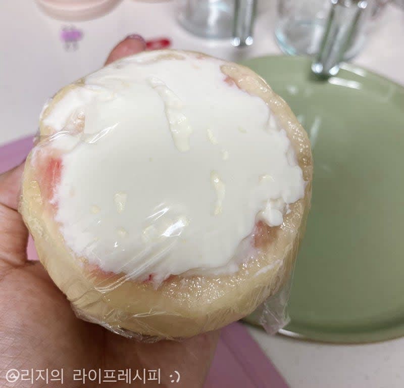 복숭아 씨 파낸 속에다 그릭요거트를 숟가락으로 넣어주고, 랩으로 싸서 냉동실에 1시간정도 보관해주세요