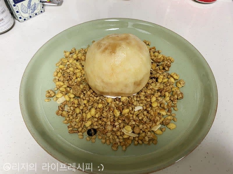 그래놀라를 접시위에 뿌려주고, 1시간 보관한 복숭아를 꺼내서 랩을 조심스럽게 벗기고 뒤집어서 그래놀라 위에 놓아주세요