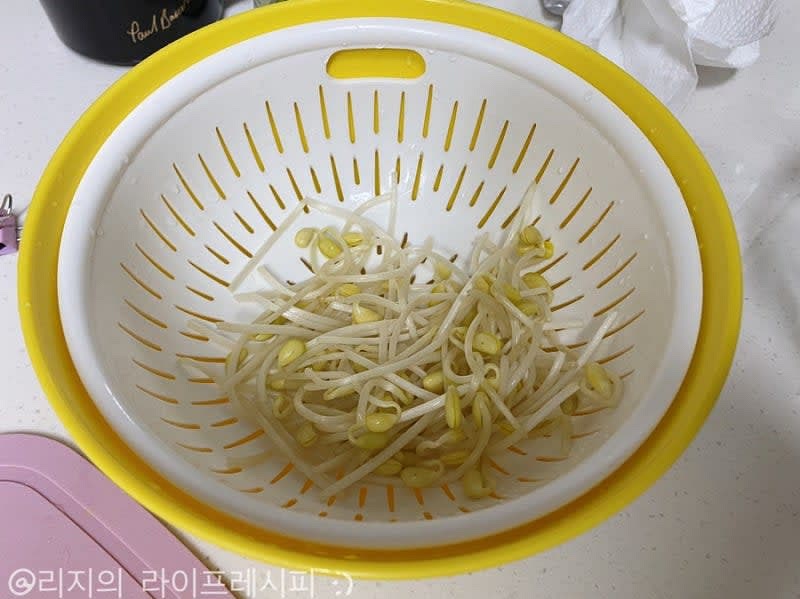 콩나물을 깨끗하게 씻어 손질해주세요