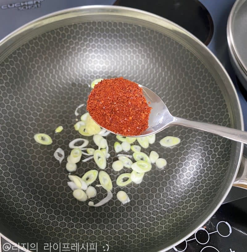 예열된 팬에 식용유를 약간 두르고 대파를 넣어 파기름을 내주다가, 다진마늘과 고춧가루도 넣고 약불에서 볶아주세요