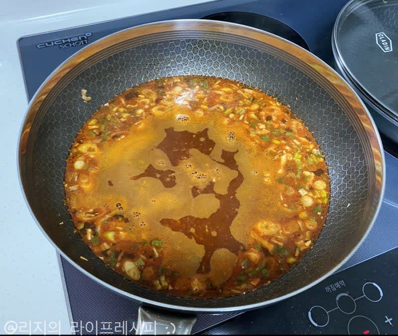 물 900ml 정도 넣어주고, 열라면 스프와 건더기스프도 다 넣어주세요