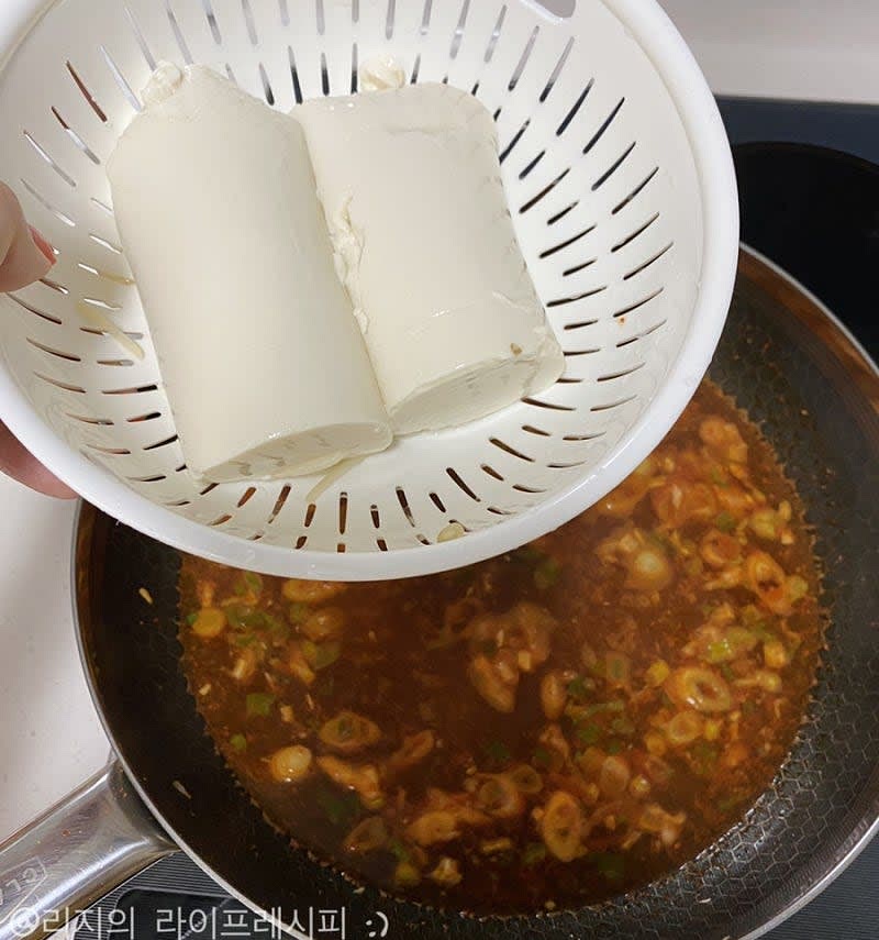 순두부 물기는 빼주고 적당한 두께로 잘라서 넣어주세요