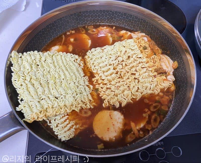국물이 끓으면 라면 2개 넣어주세요